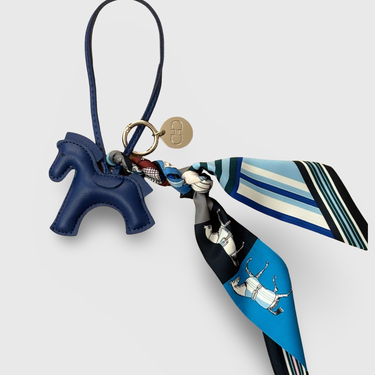 Signature Bag Charm – Pferd mit Tuch - Blau mit blauen Tuch
