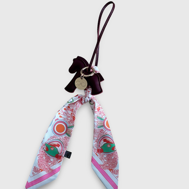 Signature Bag Charm – Pferd mit Tuch - Bordaux mit rosa Tuch