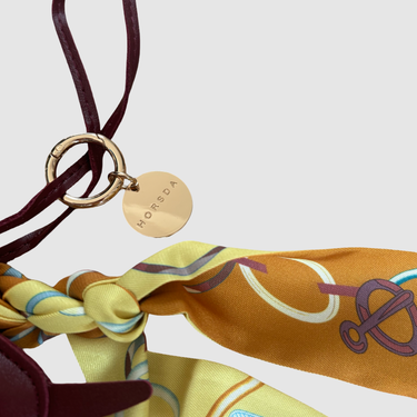 Signature Bag Charm – Dackel mit Tuch - Bordaux mit gelben Tuch