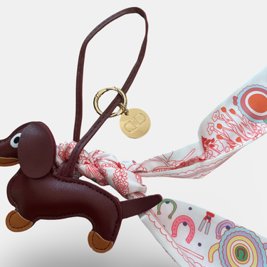 Signature Bag Charm – Dackel mit Tuch - Bordaux mit rosa Tuch