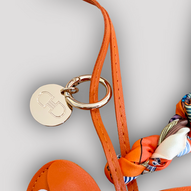 Signature Bag Charm – Dackel mit Tuch - Orange mit orangem Tuch