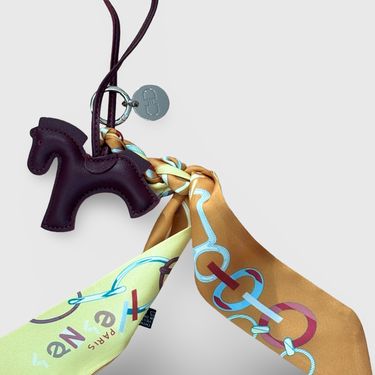 Signature Bag Charm – Pferd mit Tuch - Bordaux mit gelben Tuch