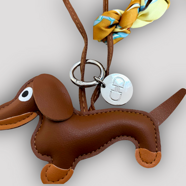 Signature Bag Charm – Dackel mit Tuch - Beige mit gelben Tuch