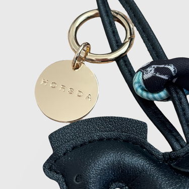Signature Bag Charm – Pferd mit Tuch - Schwarz mit schwarzem Tuch