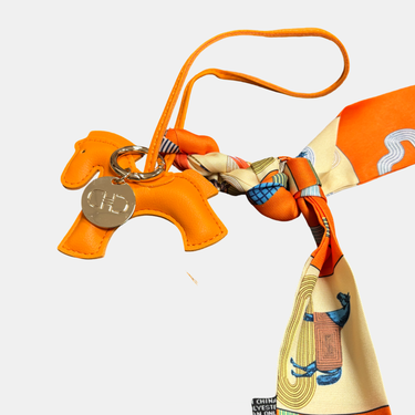 Signature Bag Charm – Pferd mit Tuch - Orange mit orangem Tuch